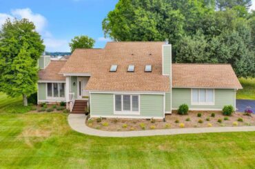 60 Shoreline Cir, Penhook, VA