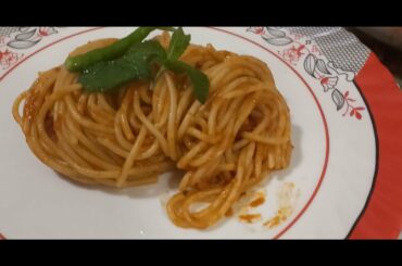 Italian fusion recipe Spaghetti with tomato and tuna (Ricetta italiana Spaghetti pomodoro e tonno)