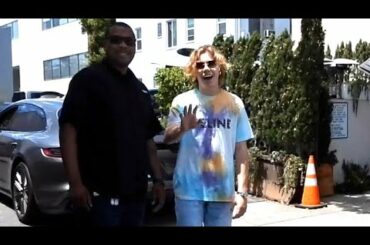 The Kid LAROI Chats With Photographers After Dining At Il Pastaio