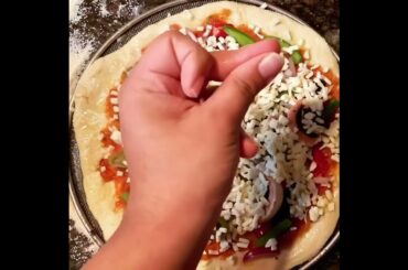 Pizza #pizza #vegetarianpizza #italianfood #pasta #indianfood #streetfood #italy #pizzarecipe #yum