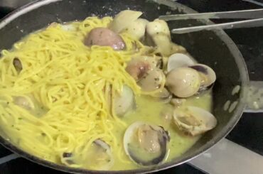 Italian cooking class by Chef Andrea Franceschi - preparation and plating of spaghetti with vongole.