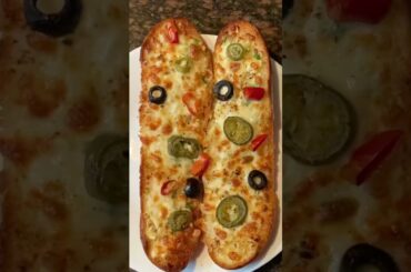 Chilli cheese toast/ pizza #pizza #italy #italianfood #streetfood #cheesetoast #cheesepizza #pasta