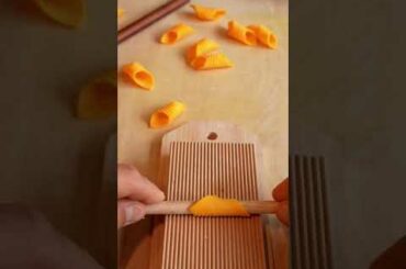 How to shape Garganelli Pasta - Italian food @Mateo.zielonka
