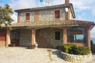 Italian farmhouse for sale in Ripabottoni, Molise
