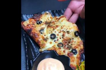 Cheese Garlic Bread with sauce dip #cheese #garlicbread #olives #italianfood #streetbyte #foodie