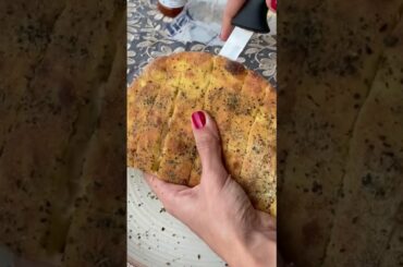 Dominos ya Pizza Hut? | Garlic bread pizza recipe #shorts #food #recipe #sosaute