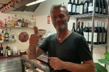 Mo Te Magno Restaurant BEST Spicy Pizza Real and Best Italian Food in Barcelona!  Perfect service!