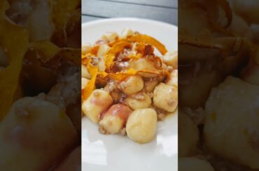 Gnocchi con salsiccia, riduzione di Lambrusco e Chips di zucca.#gnocchi #italianfood #pasta