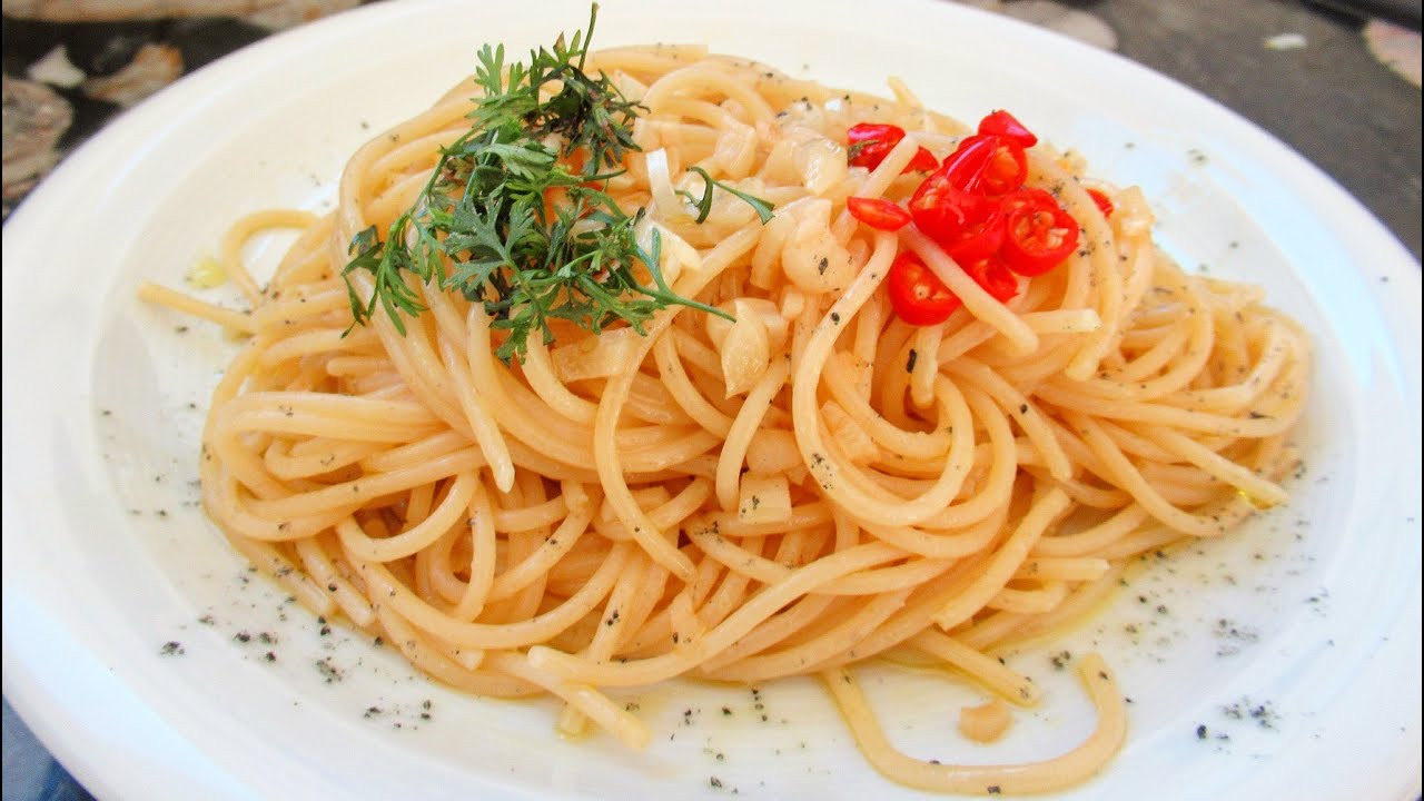 SPAGHETTI AGLIO OLIO E PEPERONCINO – Made in Italy #spaghettiaglioolio SPAGHETTI AGLIO OLIO E PEPERONCINO - Made in Italy #spaghettiaglioolio