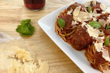 HOMEMADE MEATBALLS WITH RED WINE PASTA SAUCE!