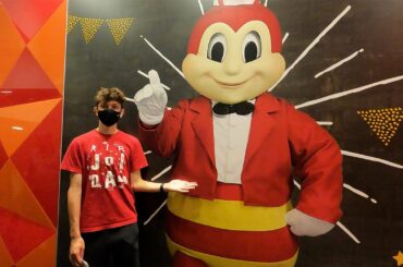 Americans Try Jollibee For The First Time! | Jollibee Mukbang & Taste Test (Milan, Italy)