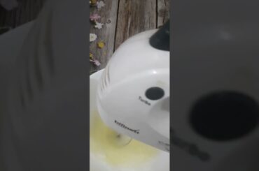 Vanilla Sponge Cake || Oddly Satisfying Cake Decorating #shorts