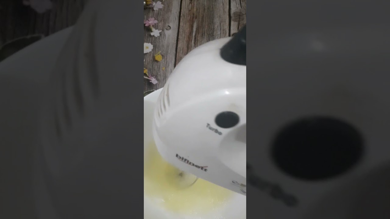 Vanilla Sponge Cake || Oddly Satisfying Cake Decorating #shorts Vanilla Sponge Cake || Oddly Satisfying Cake Decorating #shorts