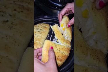 stuffed garlic bread #italianfood #pizza #garlicbread #dominosstylegarlicbread #maida #amulcheese