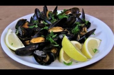 Mussels in white wine sauce-a delicious and simple Mediterranean Mussels recipe-Cozze alla marinara