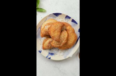 #Shorts Cheesy Italian Mini Calzones Recipe | How To Make Panzerotti | Quick & Easy Snack Recipe