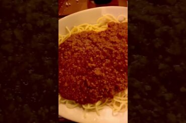 “THE OLD SPAGHETTI FACTORY"| #SHORTS  HEARTY ITALIAN MEAL |FRESH BREAD | RED MEAT SAUCE |SALAD