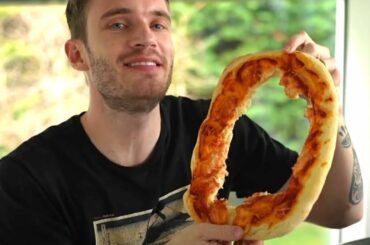 THIS... Is How You're Supposed To Eat A Pizza..