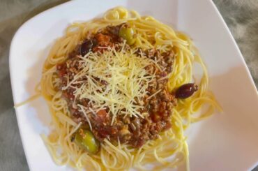 Spaghetti Bolognese/ Pesto Sauce with Fresh Basil and Tomatoes