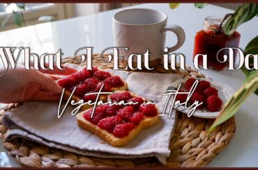 WHAT I EAT IN A DAY AS A VEGETARIAN IN ITALY - Minestrone, Banana Waffle, Pumpkin Soup | Winter Days