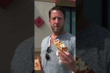 Dave Portnoy tries Chuck E Cheese pizza