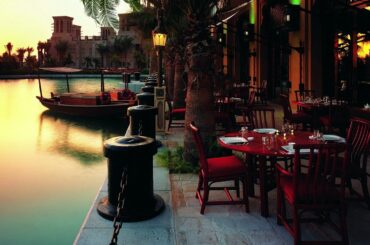ITALIAN SEASIDE CAFE AMBIENCE: Wine pouring, Folk Music, and Waves at Sunset