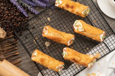 Easy Homemade AUTHENTIC ITALIAN CANNOLI | Recipes.net