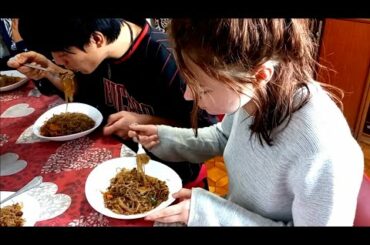 ROMANIAN LADY FIRST TIME TO EAT PANCIT BIHON | COOK BY ILOCANO IN ITALIAN STYLE