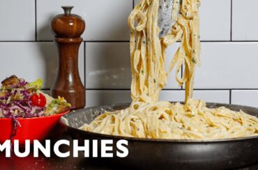 Olive Garden-Style Fettuccine Alfredo With Garlic Bread