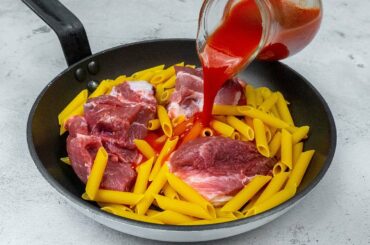 A trick stolen from the Italian kitchen - pasta with meat in the pan!