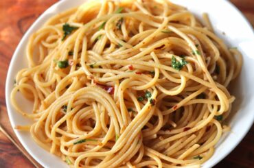 Spaghetti Aglio e olio recipe | traditional Italian pasta dish | just 5 ingredients recipe