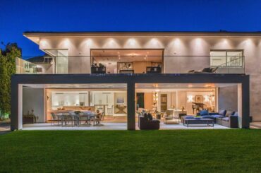 A breathtaking masterpiece in Los Angeles with exquisite finishes and beautiful landscape