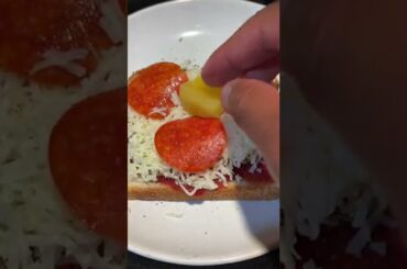 Hawaiian Pizza Hack! #hawaiianfood #italianfood