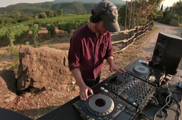 Tuscany vibes with Black Loops and Houseum