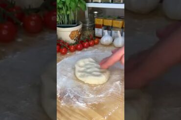 COOKING A SIMPLE ITALIAN PIZZA