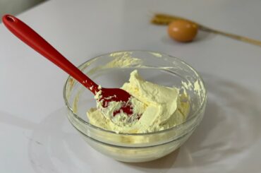 Italian meringue buttercream made with MAGARINE. Very stable+tips to make a perfect Italian meringue