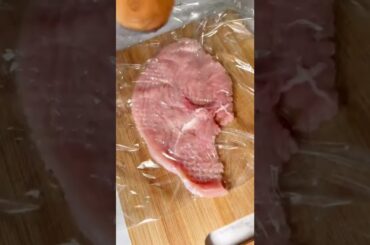 How do you pound a chicken breast without making a mess? #kitchen #hack