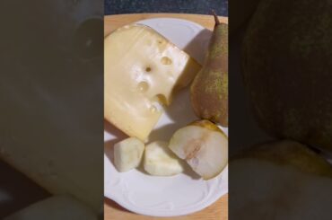 SLICED PEARS WITH CHEESE #italianfood #shorts