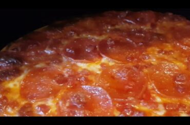 Italian pizza cooking with the knotman