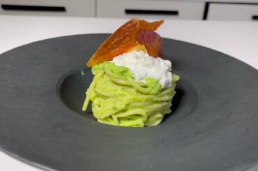 SPAGHETTI WITH ZUCCHINI PESTO, CRUNCHY HAM AND STRACCIATELLA