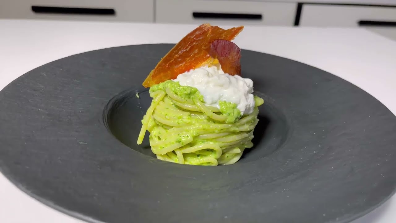SPAGHETTI WITH ZUCCHINI PESTO, CRUNCHY HAM AND STRACCIATELLA SPAGHETTI WITH ZUCCHINI PESTO, CRUNCHY HAM AND STRACCIATELLA