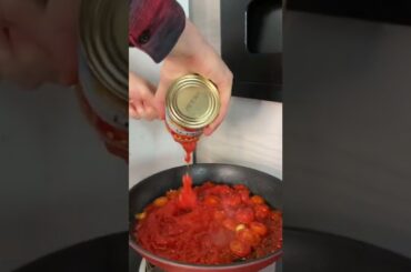 Italian guy teaches how to make a traditional tomato pasta #italianfood #spaghetti #italy