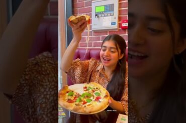 Kabhi apne italian restaurant ka pizza khaya h#shorts #youtubeshorts#yshorts #italianfood#foodreview