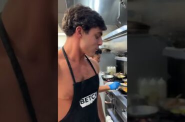 SNEAKING INTO A RESTAURANT BETCH