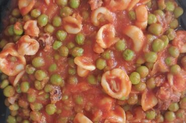 SQUID WITH TOMATO AND GREEN PEAS. ITALIAN RECIPE #recipe #food #squid #italy #peas