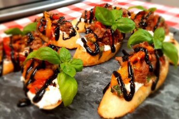 ITALIAN SAUSAGE AND ROAST PEPPER CROSTINI