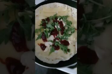 piada svizzero rucola salsa crema ton- italian food