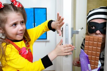 Eva and mom show how not to behave - good and bad habits | Eva Bravo English