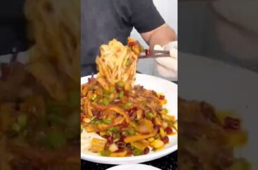 Rice noodles with vegetable sauce