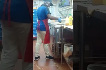 This is how a Domino's pizza made#dominos#pizza#italian#italianfood#dominospizza#dominosindia#paneer